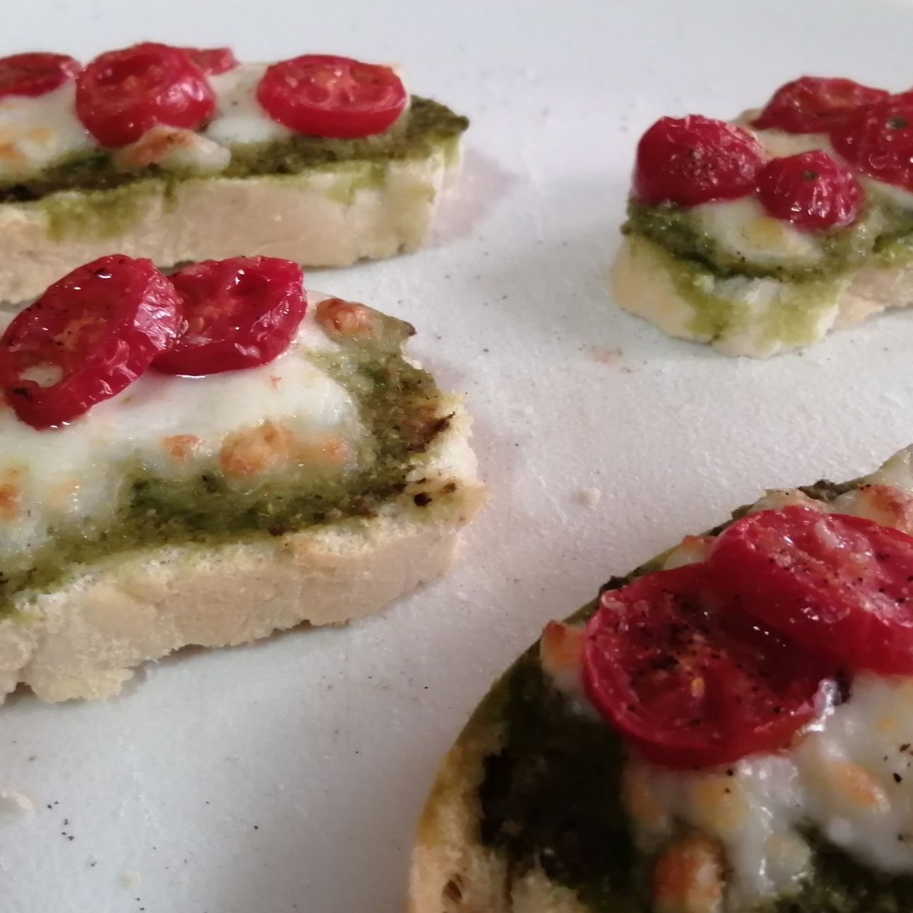 Bruschette al pesto, pomodorini e mozzarella