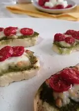 Ricetta Bruschette al pesto, pomodorini e mozzarella
