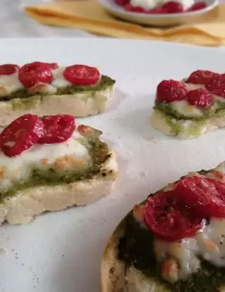 Ricetta Bruschette al pesto, pomodorini e mozzarella di lastanzadeisapori