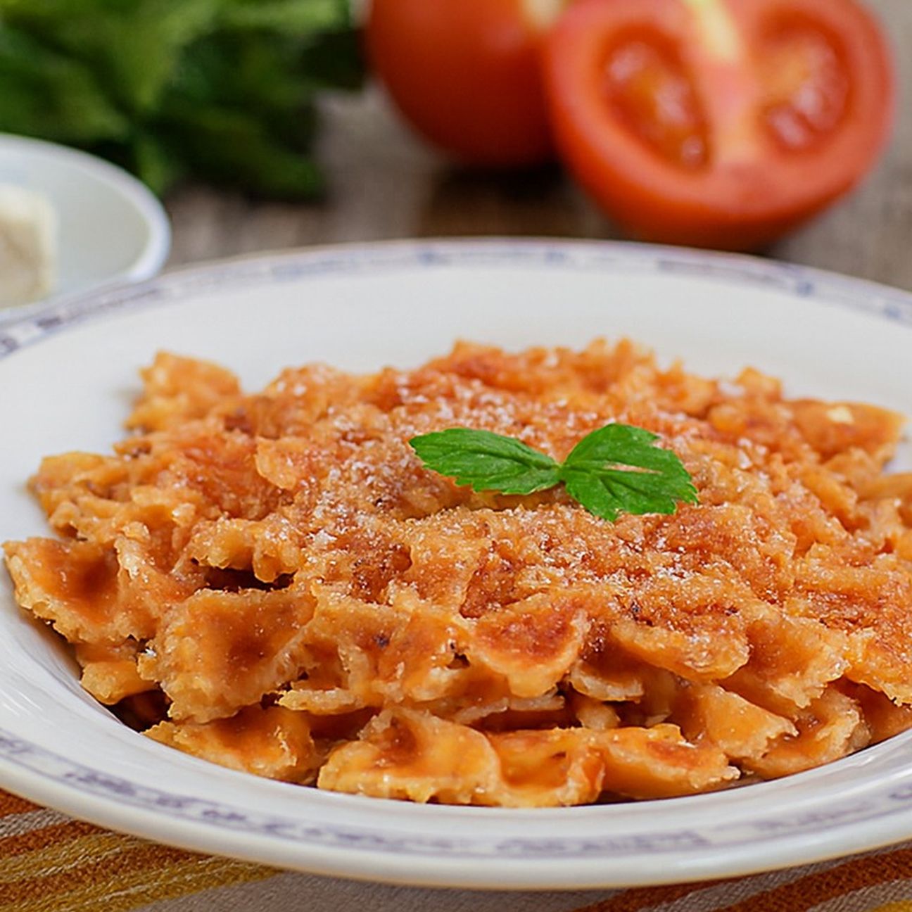 Farfalle al pomodoro con verde al mascarpone