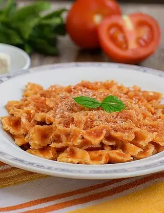 Ricetta Farfalle al pomodoro con verde al mascarpone di lastanzadeisapori