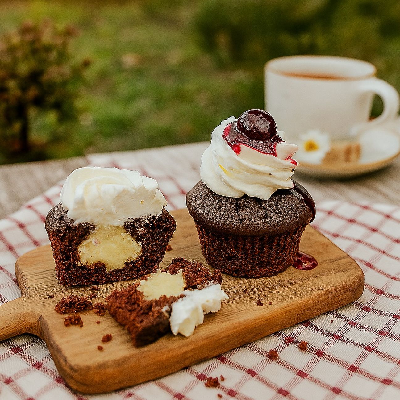 Cupcakes al cacao e vaniglia con panna spray e topping amarena