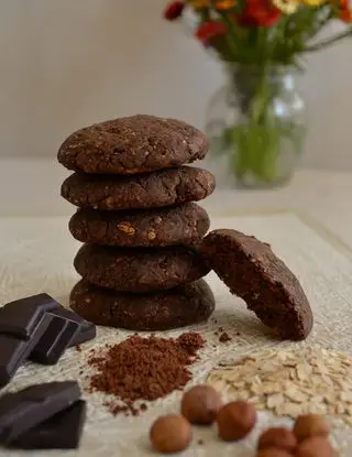 Immagine ricetta Biscotti rustici ai cereali con nocciole e doppio cioccolato
