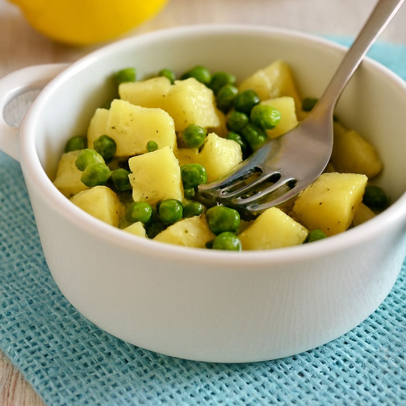 Insalata di patate e piselli al limone