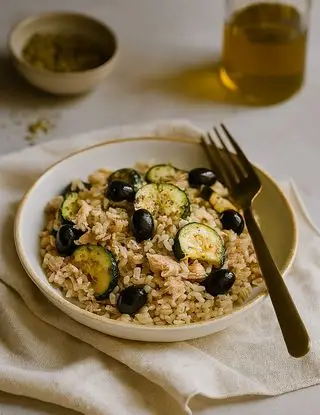 Ricetta Insalata di riso integrale con tonno, zucchine e olive nere di lastanzadeisapori
