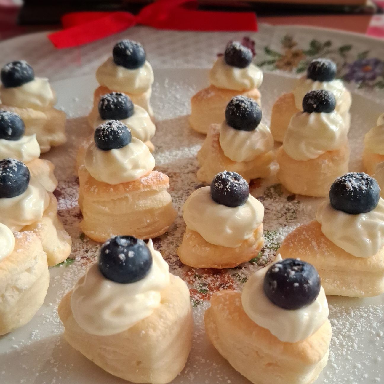 Cuoricini di Sfoglia "Sweet Heart" con Crema al Formaggio e Mirtilli