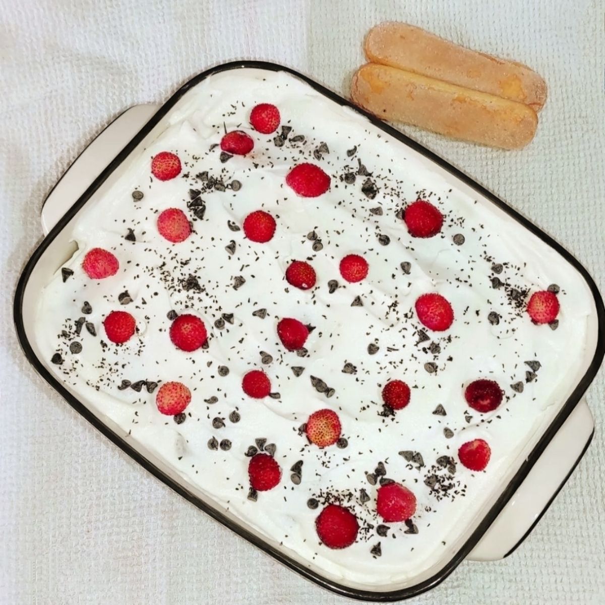 Semifreddo ai savoiardi con panna, gocce di cioccolato e fragoline di bosco