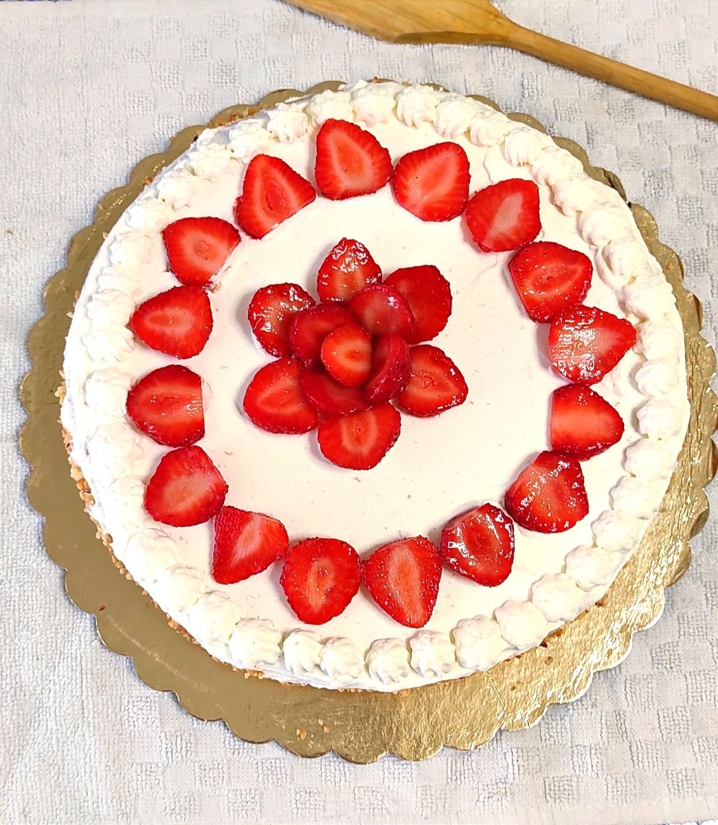 Torta panna e fragole con crema diplomatica e gocce di cioccolato