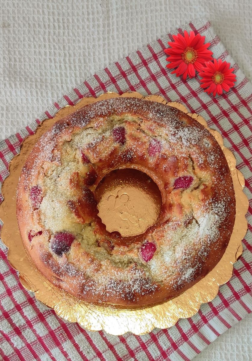 Ciambellone alle ciliegie e yogurt