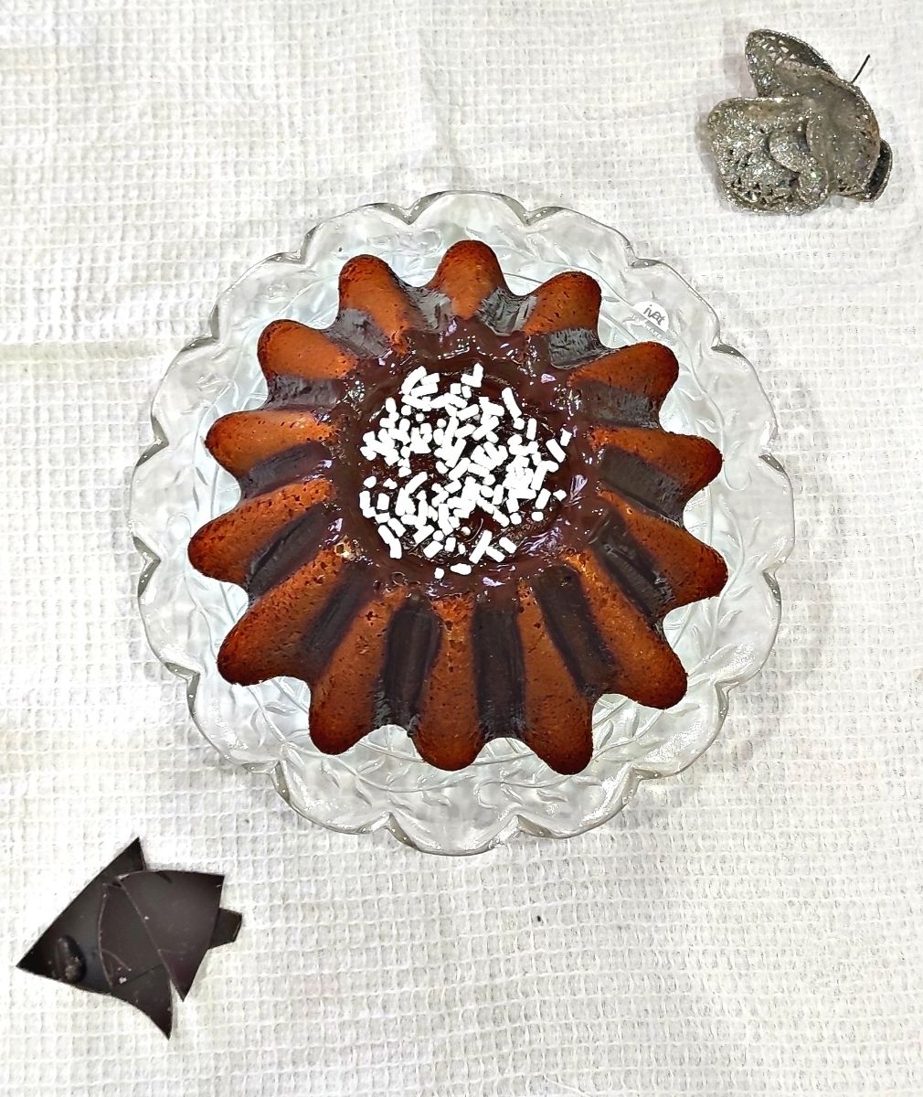 Torta all'essenza di vaniglia con glassa al cioccolato fondente