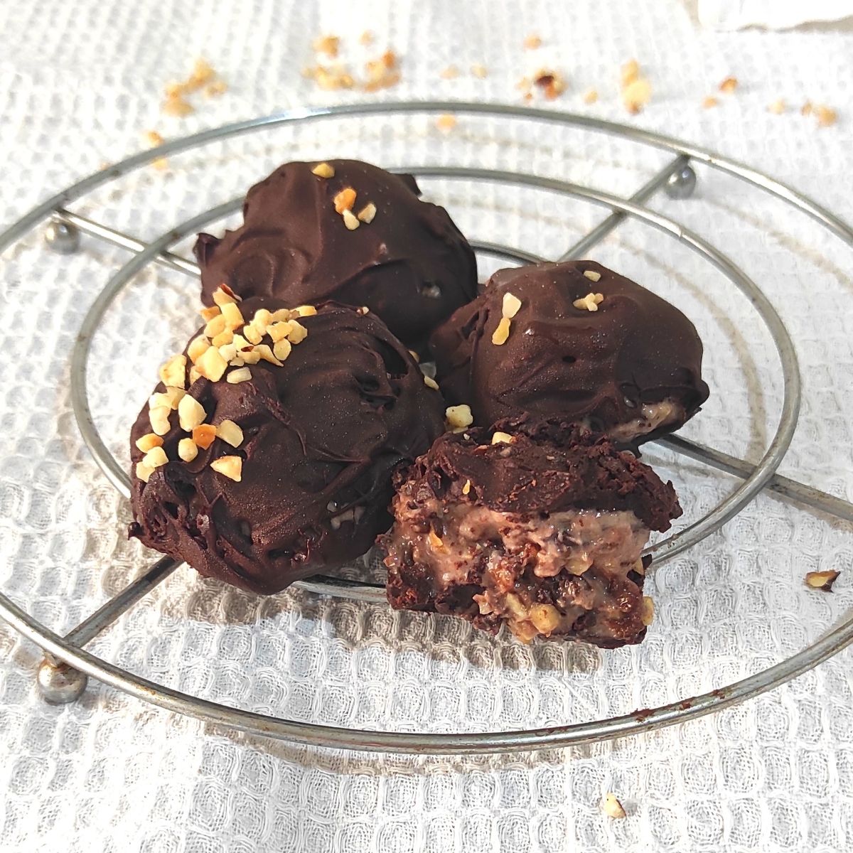 Dolcetti al cioccolato fondente con yogurt e granella di nocciole che si preparano con pochissimi ingredienti.