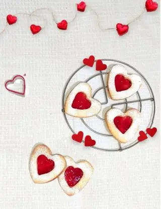 Ricetta Biscotti di San Valentino senza burro con confettura di fragole di Sweet1986.86
