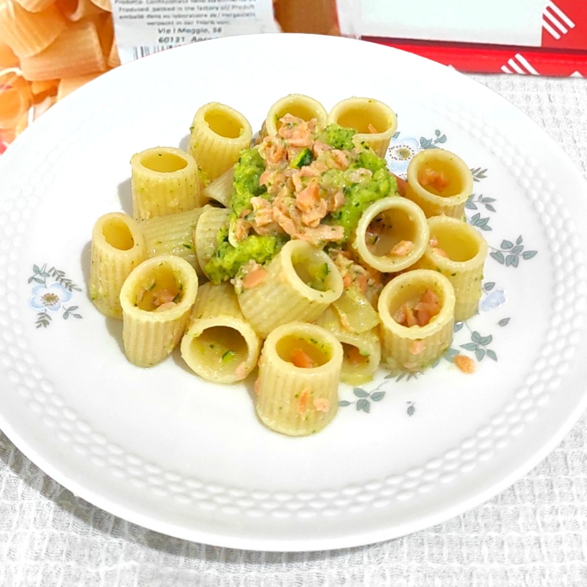 Mezze maniche con crema di zucchine e salmone