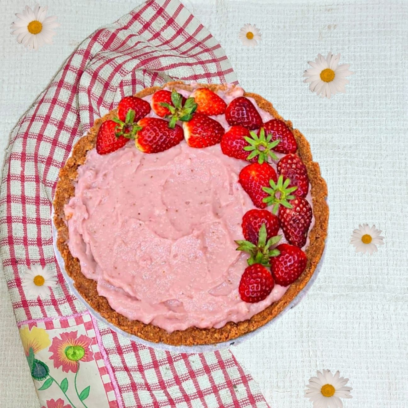 Crostata di biscotti con crema pasticcera alle fragole