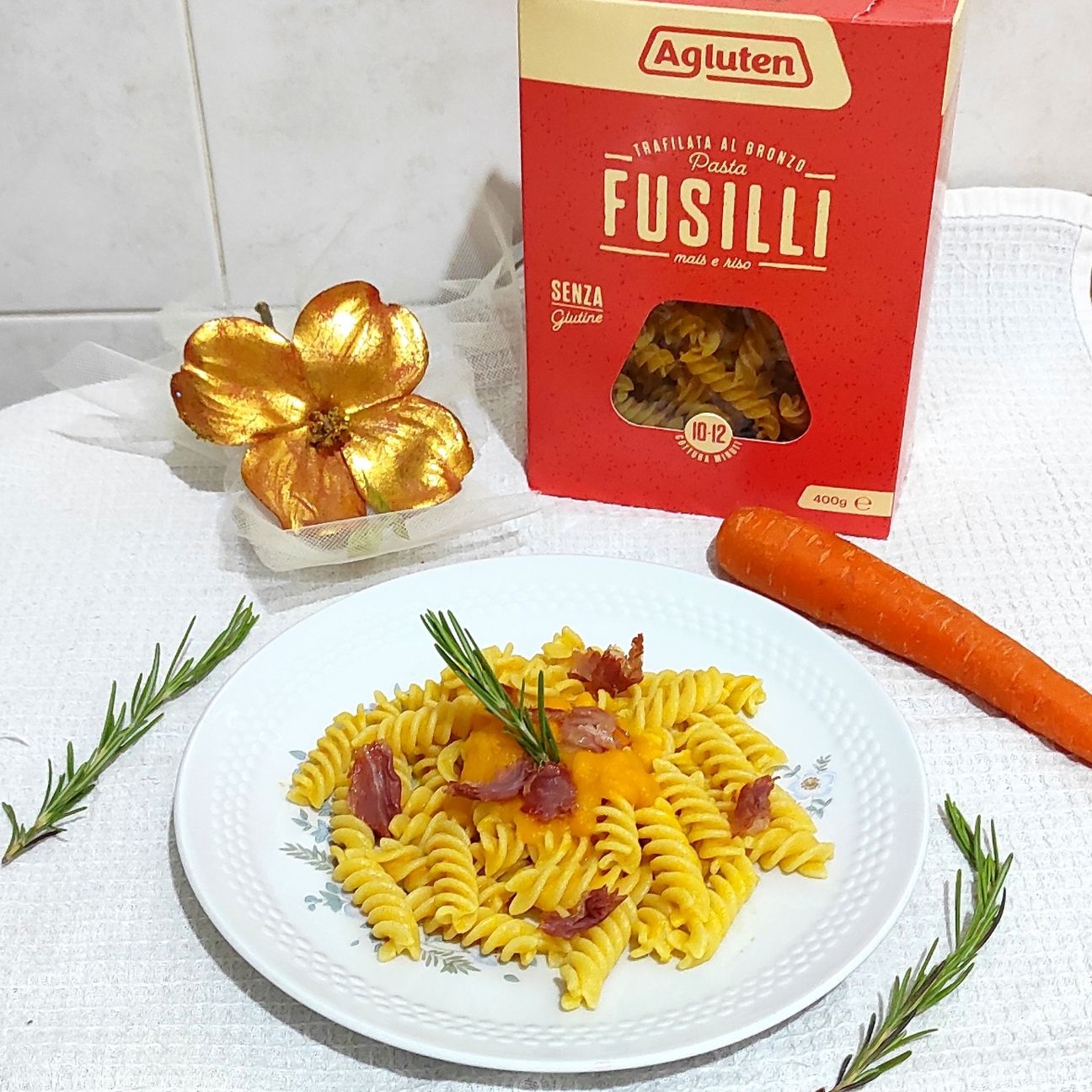 Fusilli senza glutine con crema di carote e prosciutto crudo