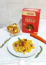 Ricetta Fusilli senza glutine con crema di carote e prosciutto crudo