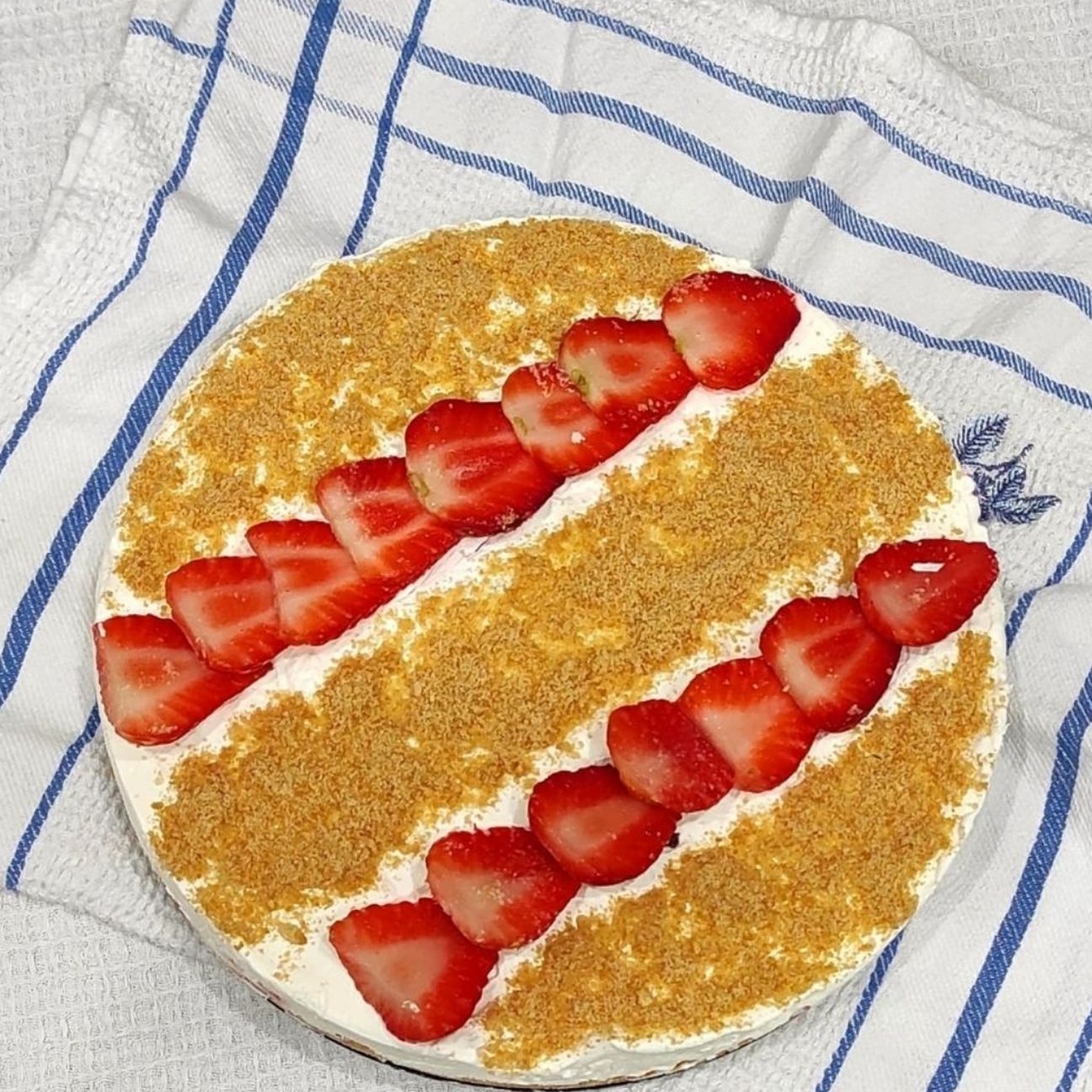 Semifreddo alla panna con gelée di fragole
