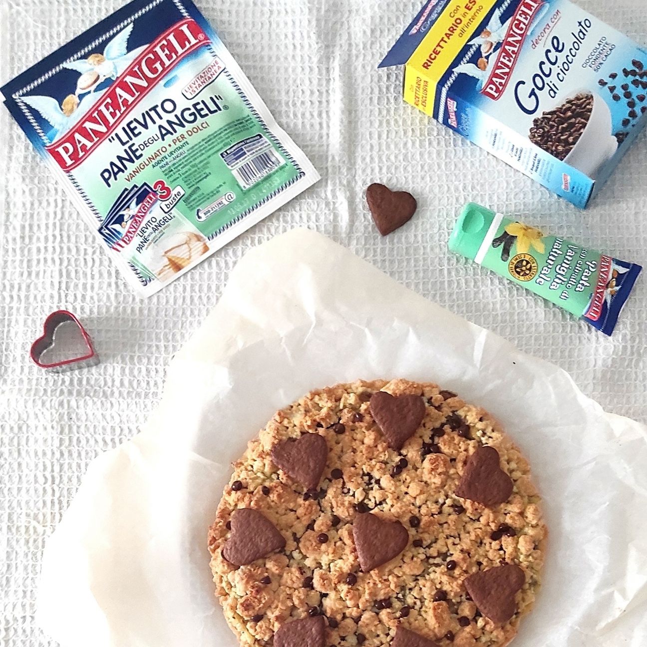 Sbriciolata con crema pasticcera e gocce di cioccolato