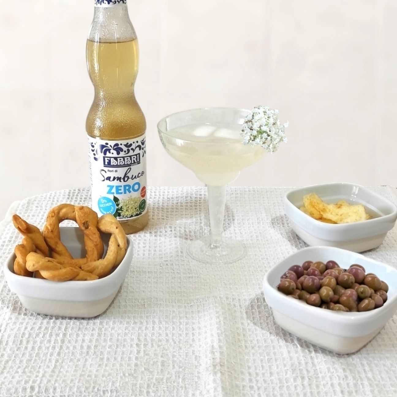 Cocktail analcolico ai fiori di sambuco