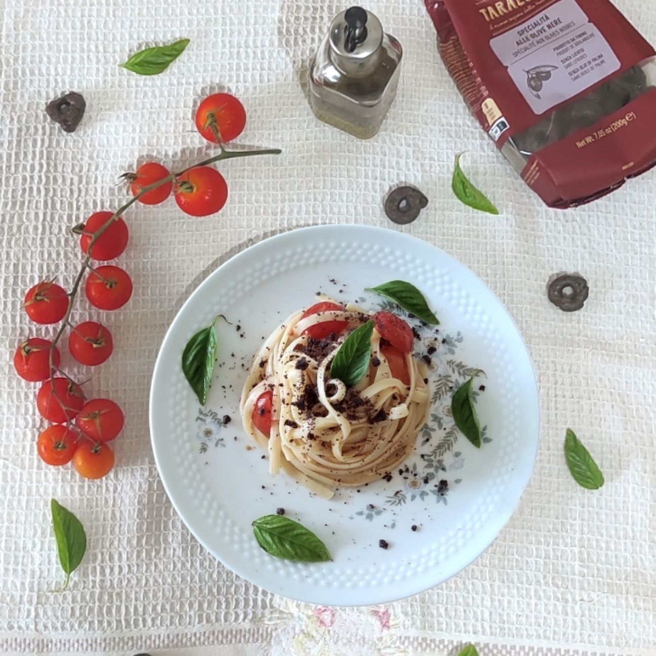 Linguine con pomodorini freschi e sbriciolata di tarallini alle olive nere