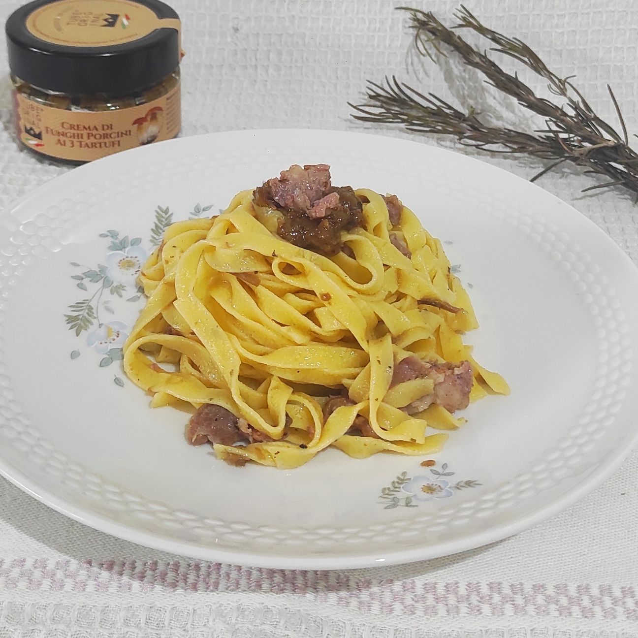 Tagliatelle con crema di funghi porcini ai 3 tartufi e salsiccia