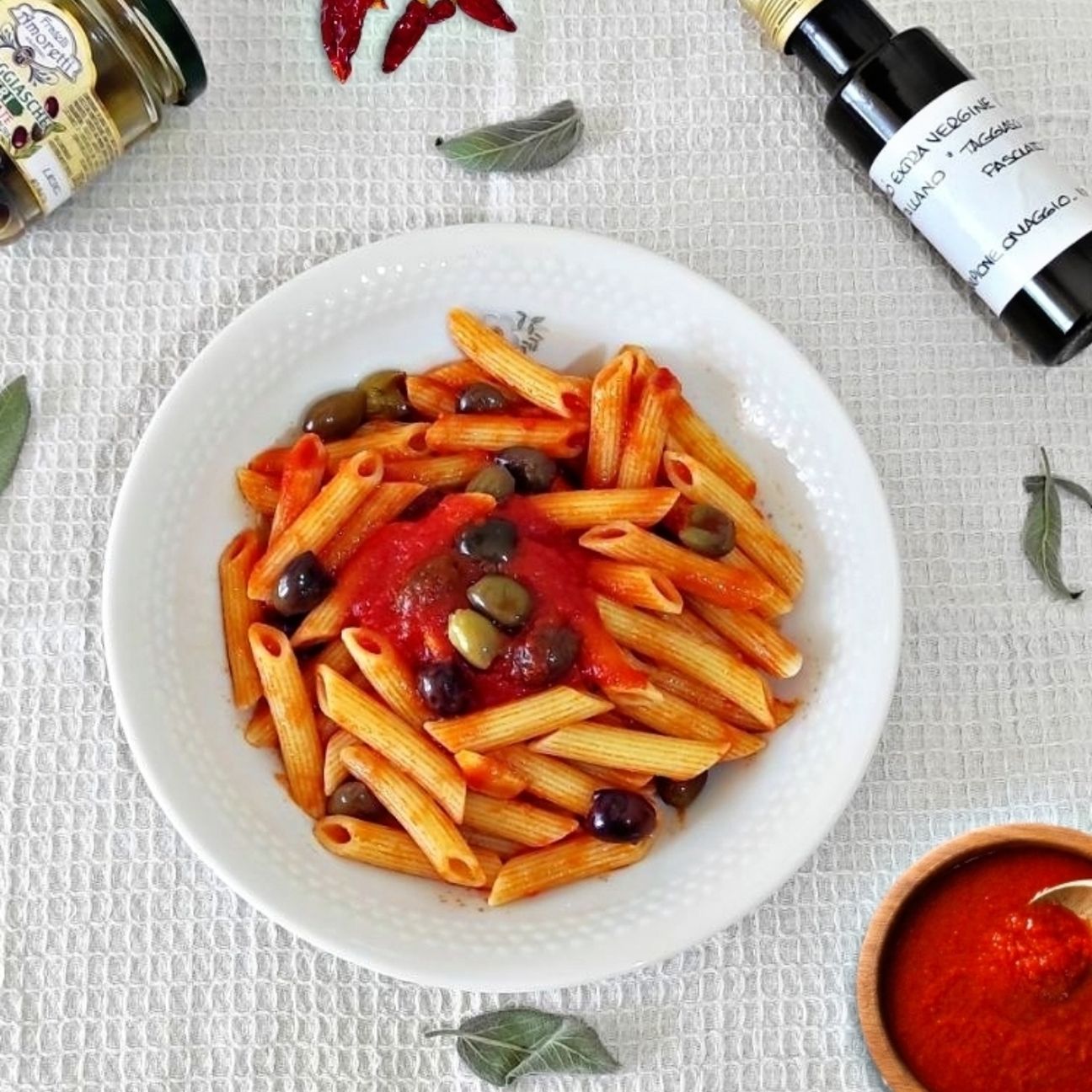 Penne al sugo di pomodoro piccante con olive taggiasche