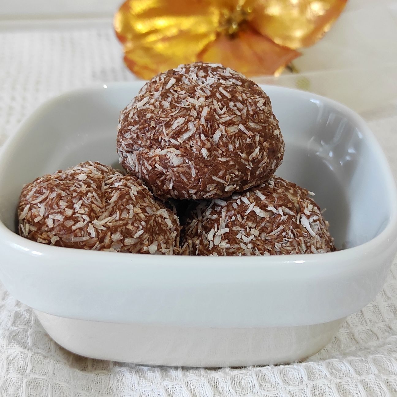 Tartufini al cocco, banana e cacao