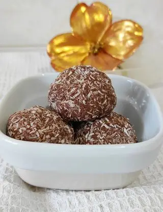 Ricetta Tartufini al cocco, banana e cacao di Sweet1986.86