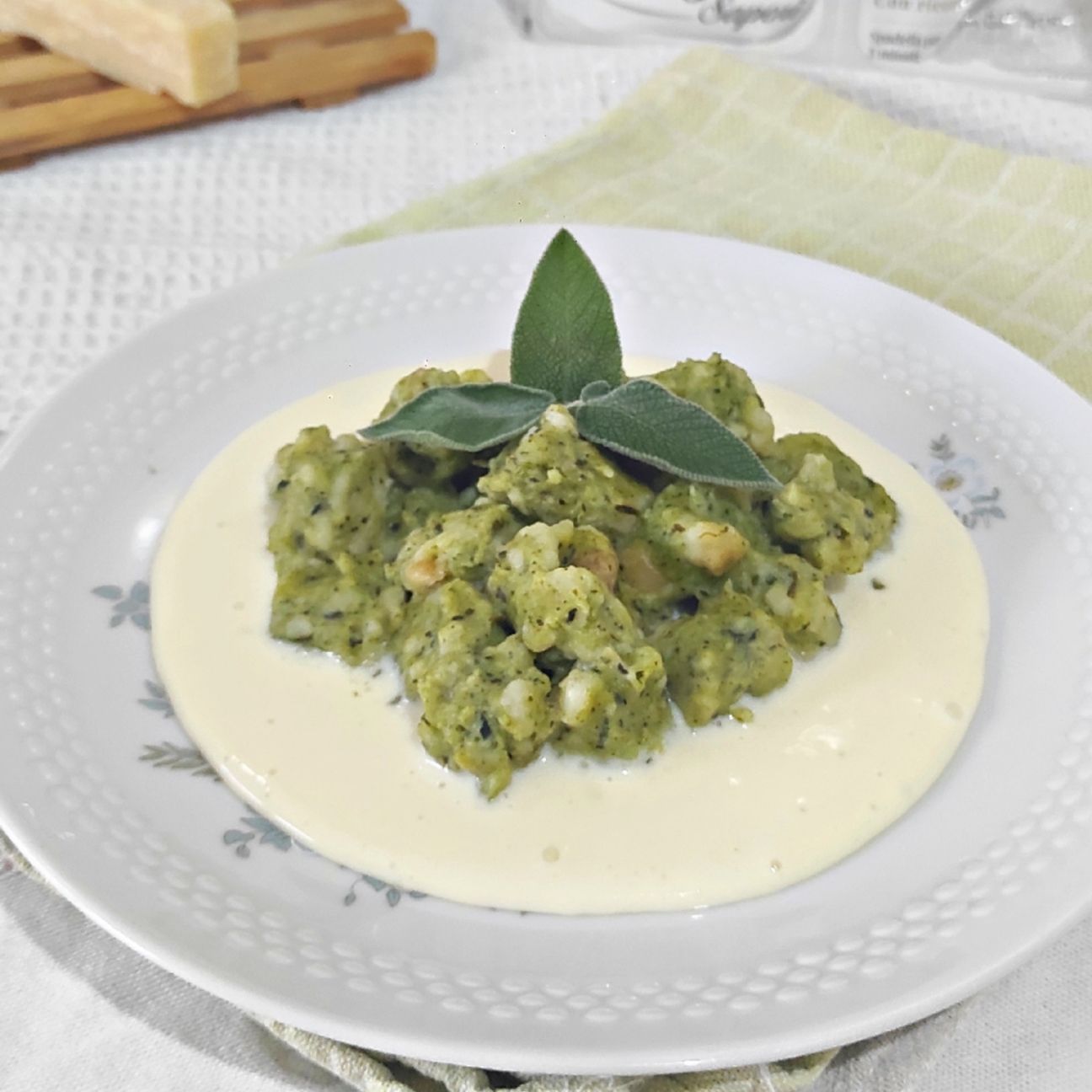 Strangolapreti con ricotta e spinaci su crema di parmigiano