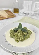 Ricetta Strangolapreti con ricotta e spinaci su crema di parmigiano