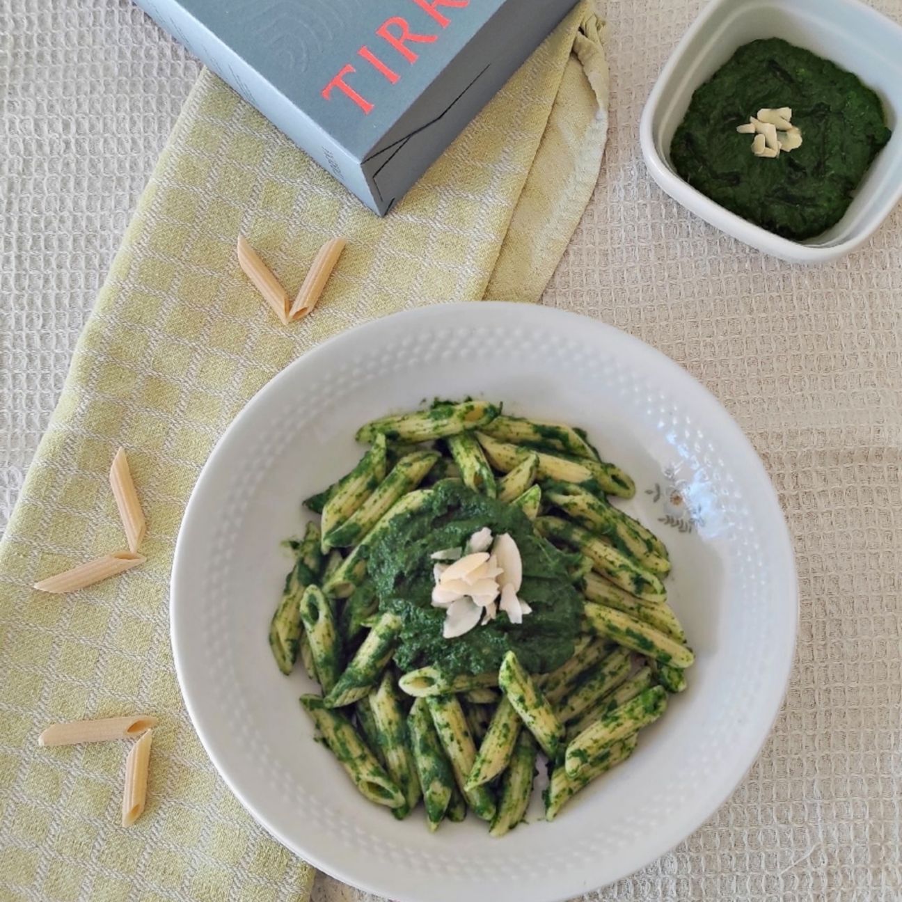 Penne con pesto di spinaci e mandorle