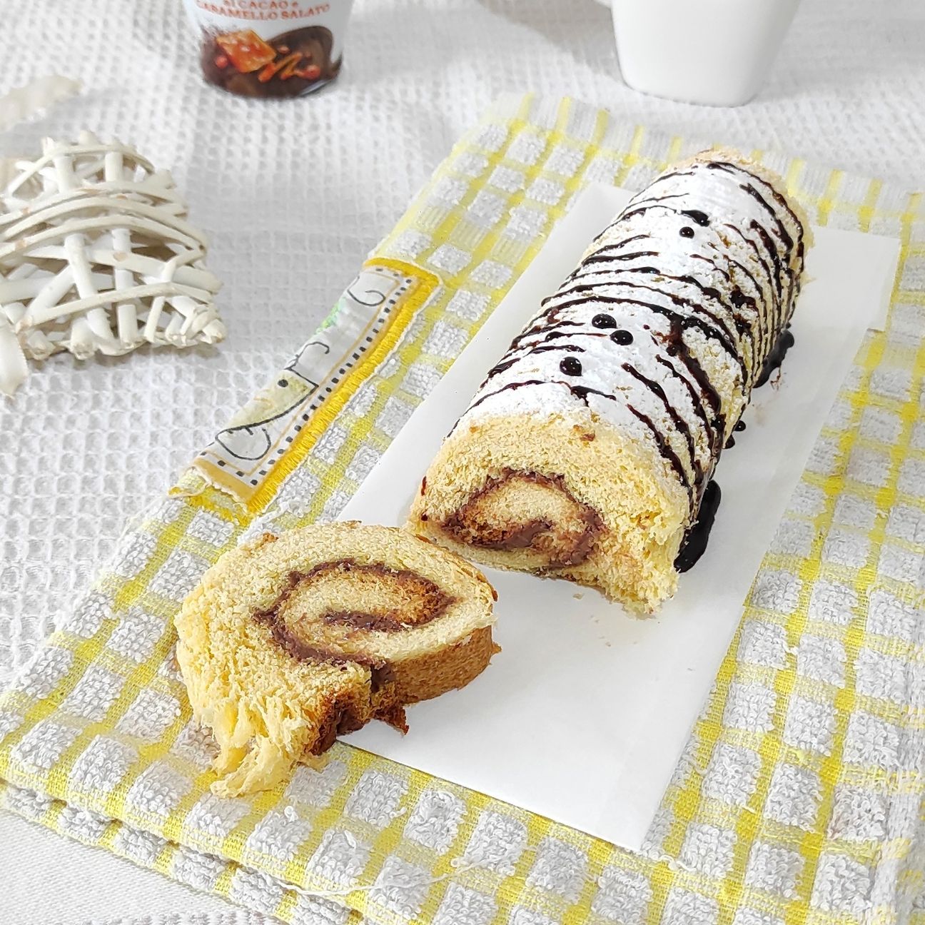 Rotolo di pandoro con crema al cacao e caramello salato
