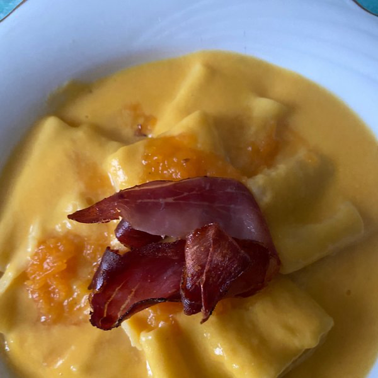 Paccheri con crema di zucca e speck croccante
