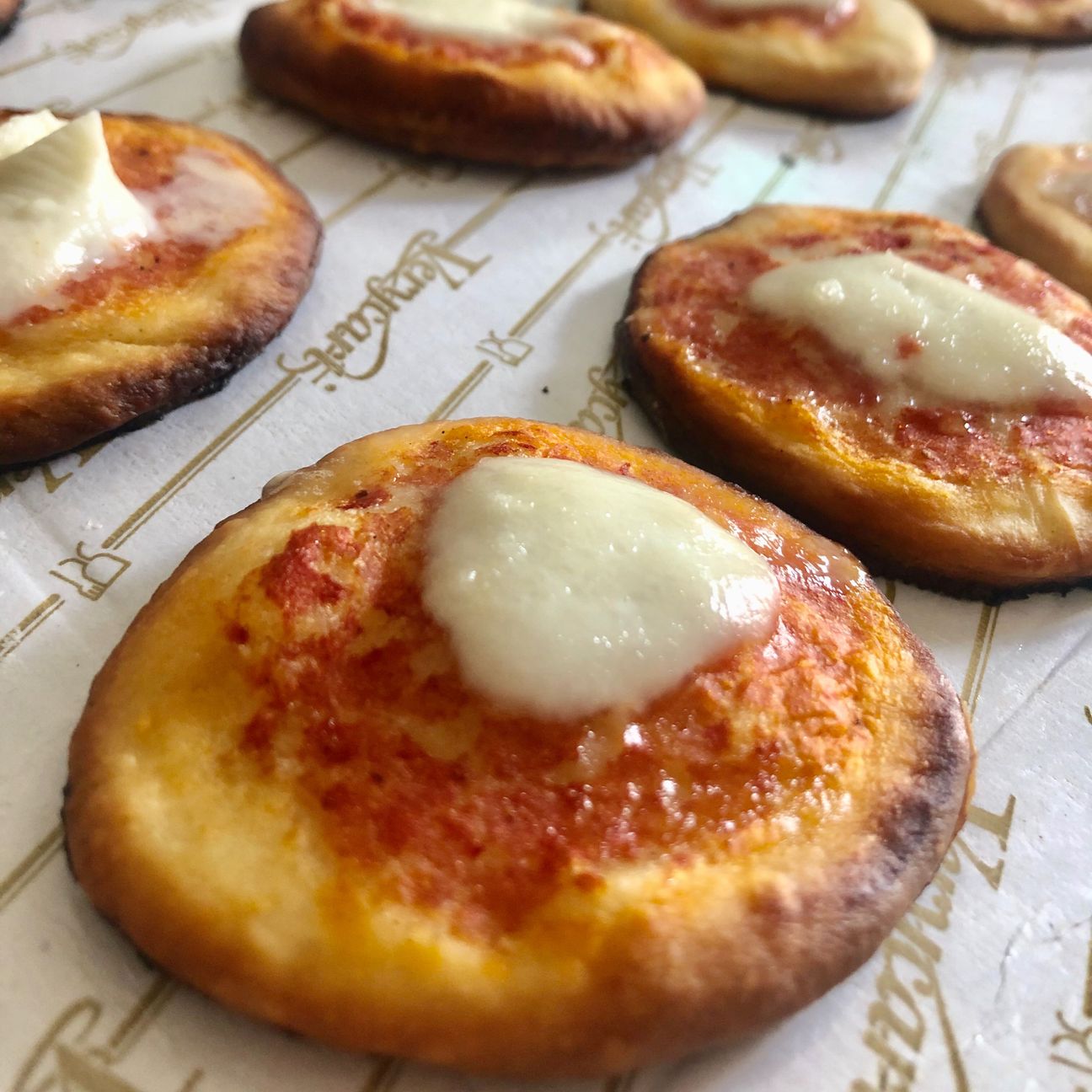 Pizzette al pomodoro e mozzarella