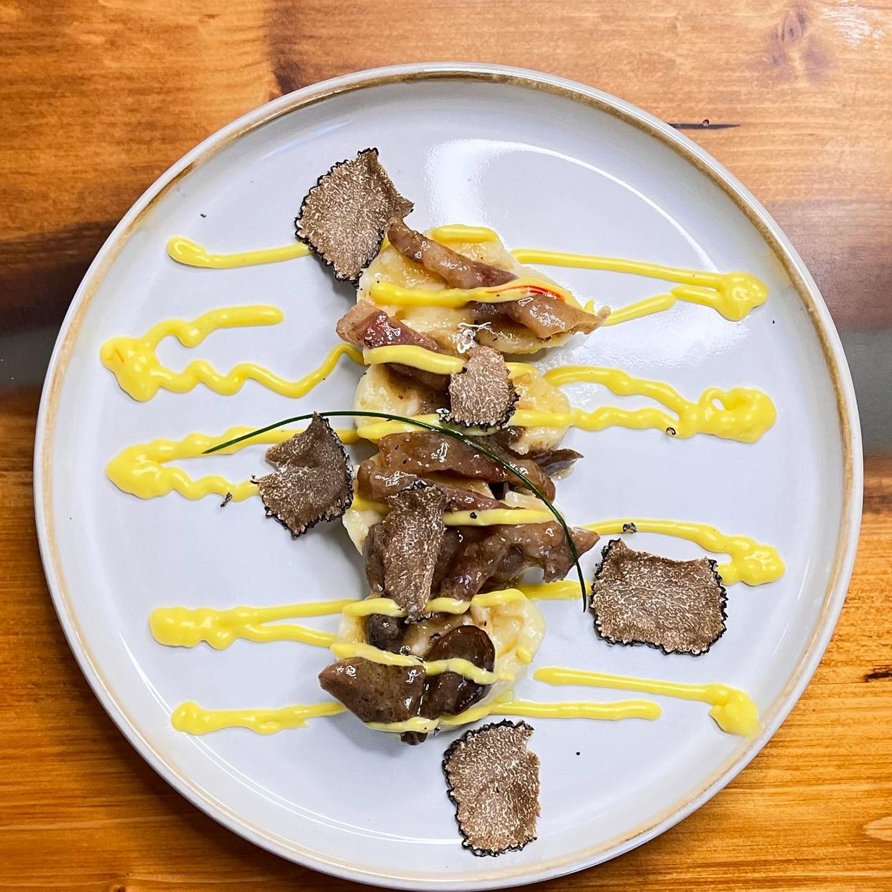 Gnoccone con tartufo e salsa allo zafferano