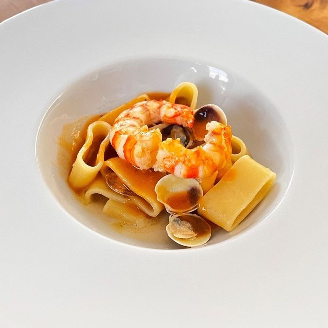 Calamarata su crea di rasa pescatrice e bisque di crostacei