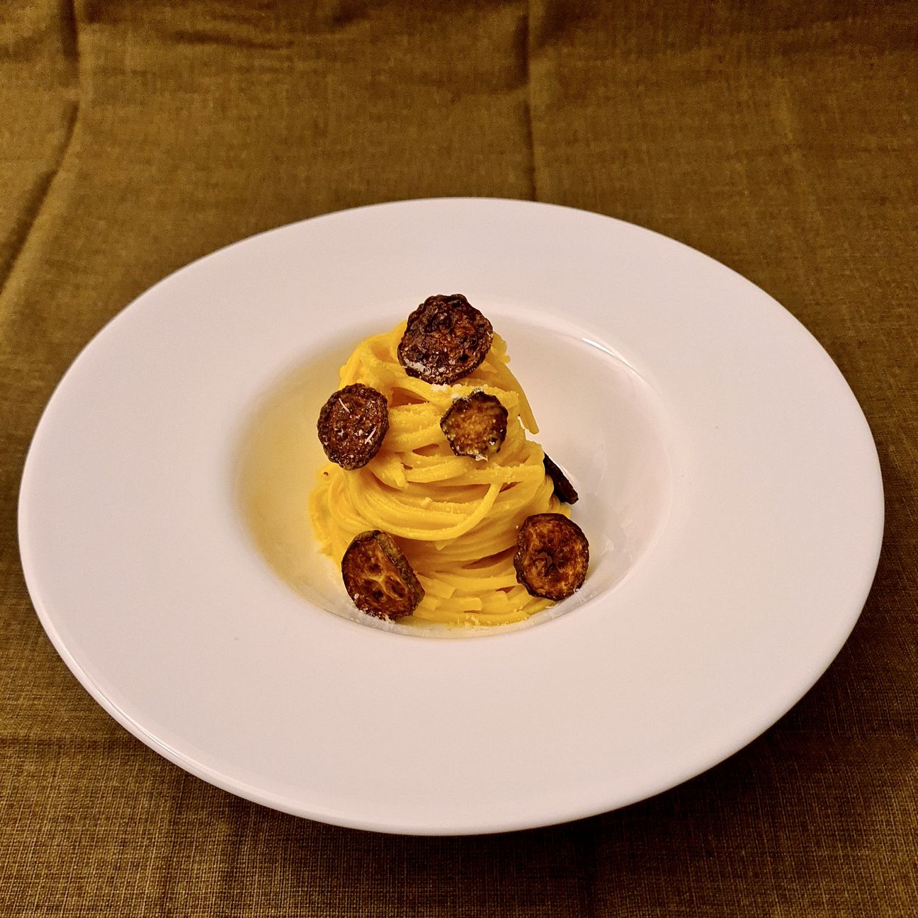 Spaghetti con crema di robiola,zafferano e zucchine