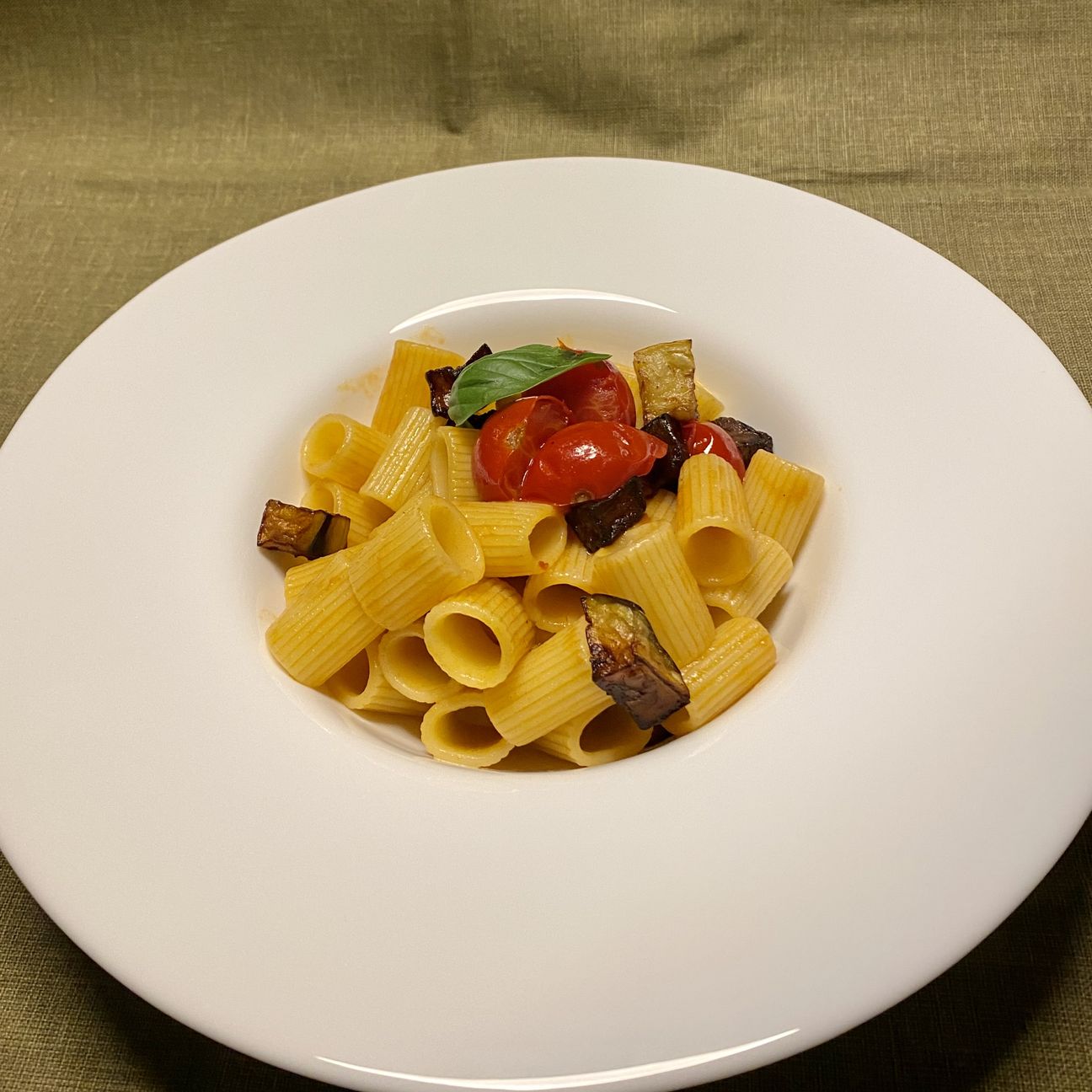 Mezzi rigatoni con ciliegino e melanzane