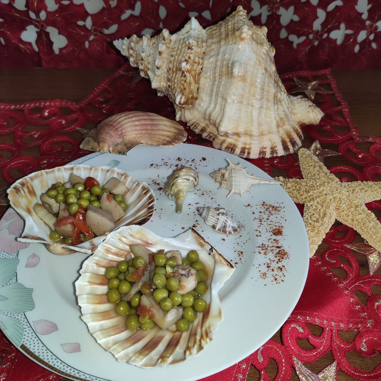 Conchiglie al profumo di mare: seppie con piselli e pomodorini