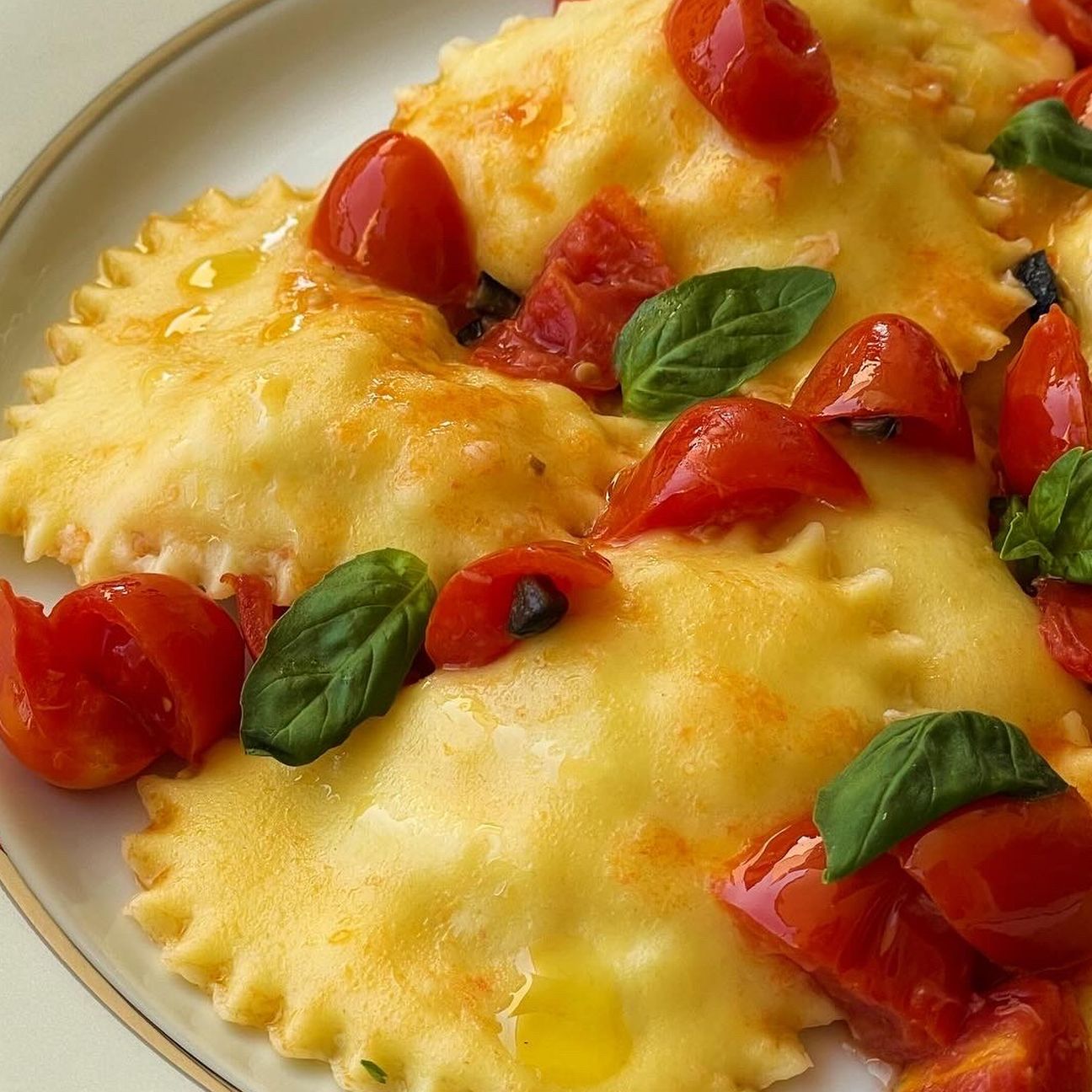 Ravioli di merluzzo con pomodorini e basilico