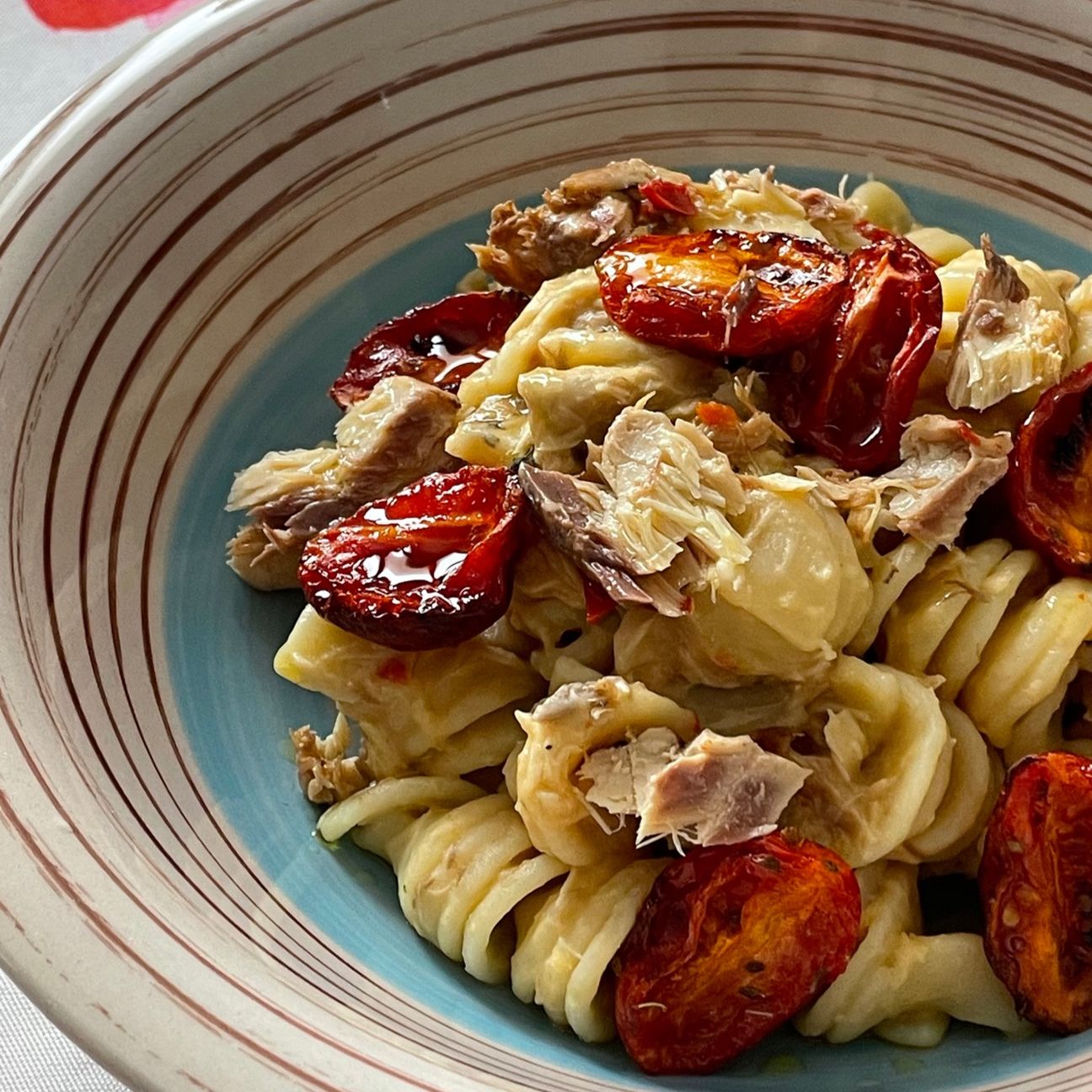 Pasta con crema di ceci, sgombro e pomodorini confit