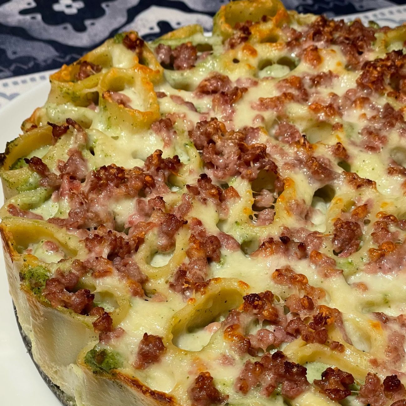 Torta di paccheri con broccolo, salsiccia e scamorza