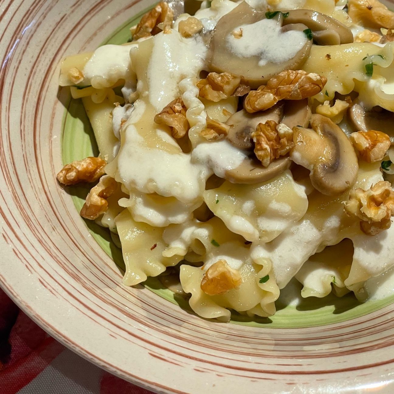 Pasta con funghi champignons e fonduta di taleggio