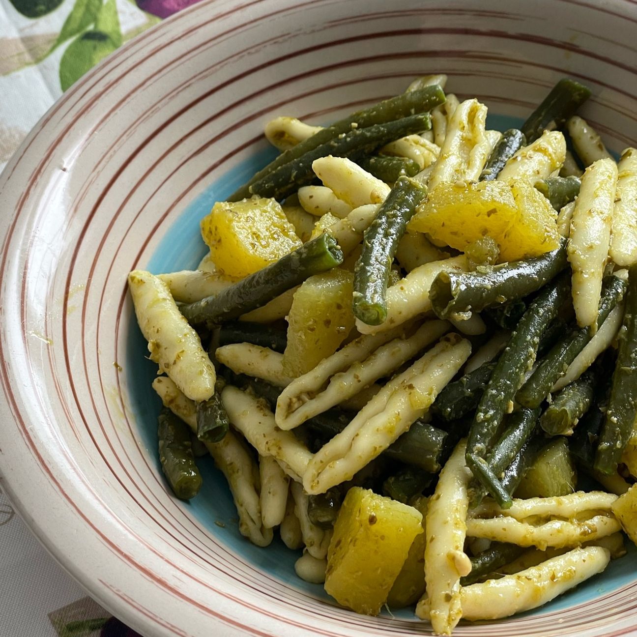 Pasta al pesto con patate e fagiolini