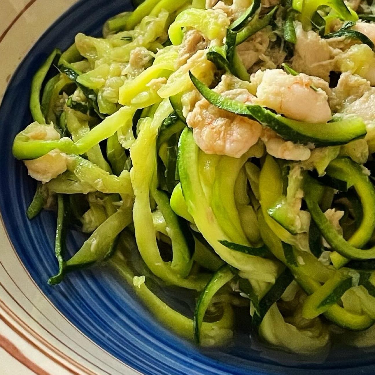 Spaghetti di zucchine con gamberetti e tonno