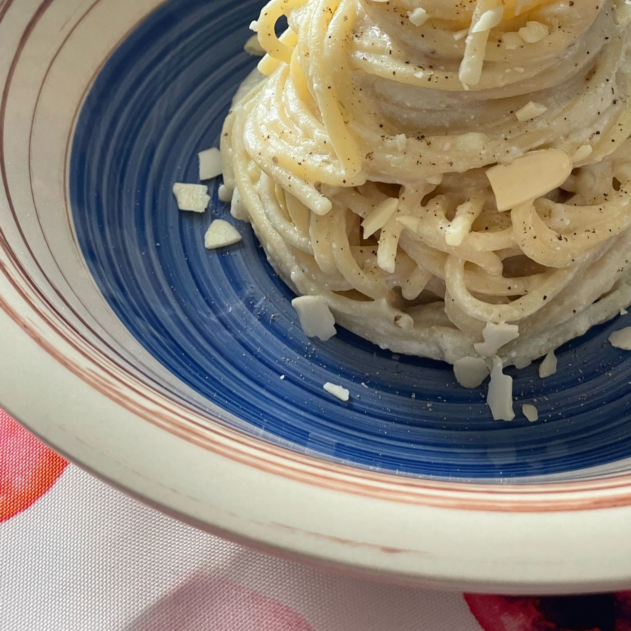 Spaghetti con crema di ricotta e melanzane