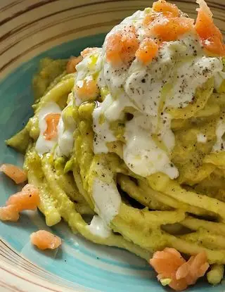 Immagine ricetta Bigoli con pesto di pistacchi, burrata e tartare di salmone