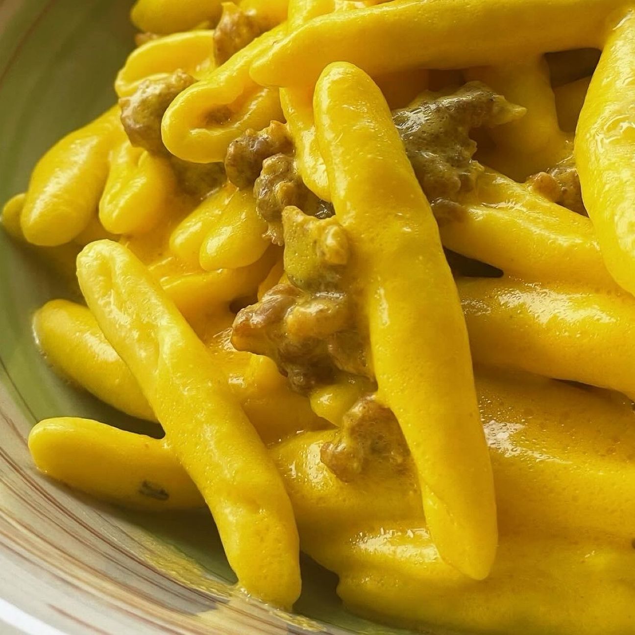 Pasta con crema di robiola allo zafferano e salsiccia