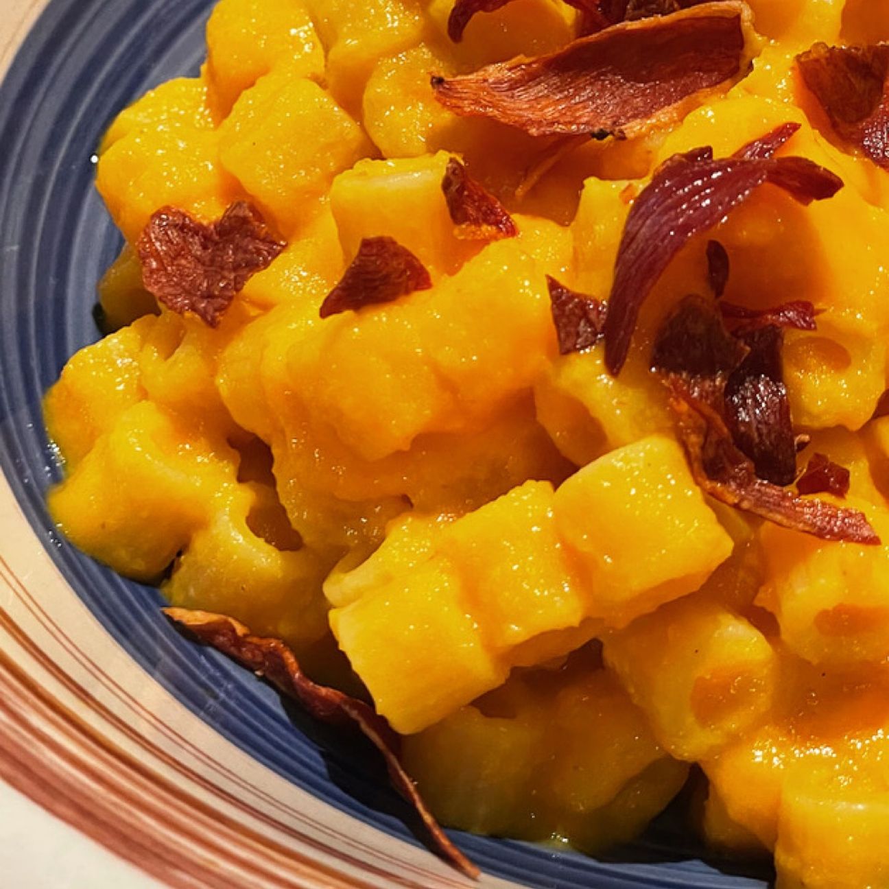 Pasta con crema di carote e speck