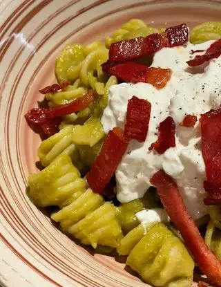 Ricetta Fusilloni con crema di piselli, stracciatella e speck di gessi_in_cucina
